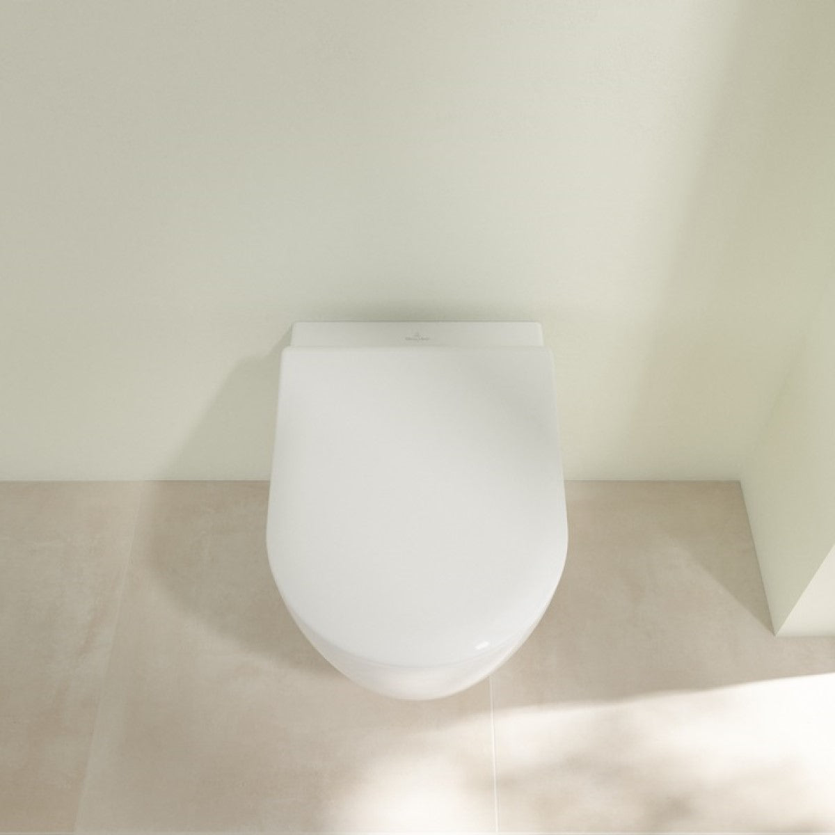 5656RS01 Villeroy & Boch Avento Combi-Pack viseča WC školjka z WC desko s počasnim zapiranjem