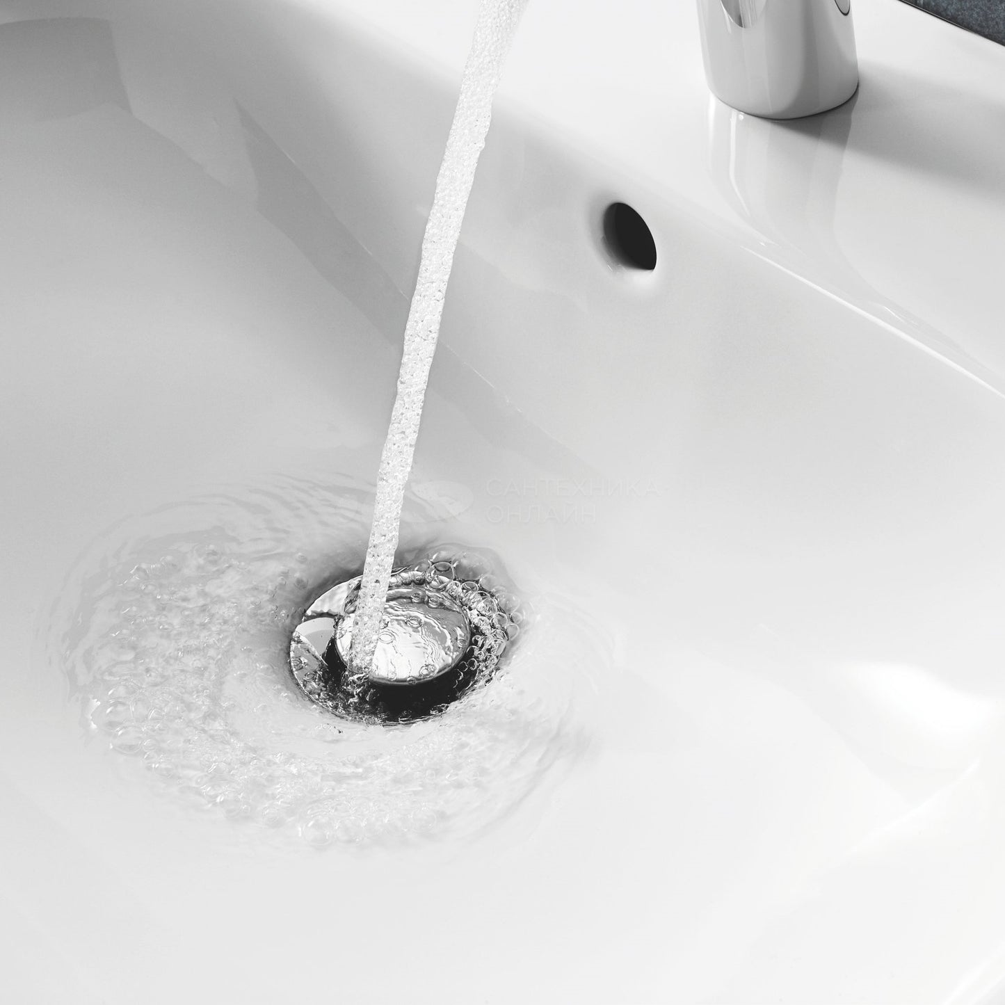 39336000 Grohe Euro Ceramic 55 x 45 cm stenski keramični umivalnik z odprtino za armaturo