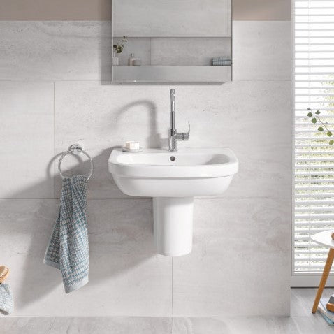 39336000 Grohe Euro Ceramic 55 x 45 cm stenski keramični umivalnik z odprtino za armaturo